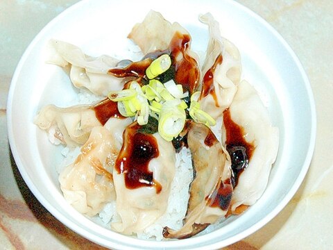 市販の餃子をご飯の上に乗せるだけ！美味しい餃子丼♪